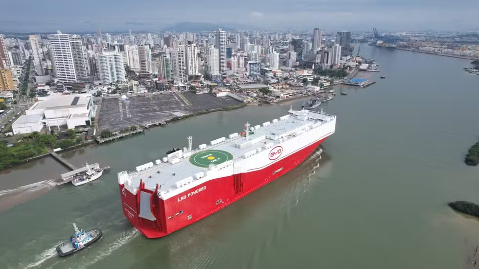 Maior navio automotivo do mundo chega a SC com 7 mil carros elétricos
